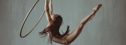 SUEN LEE: Top Bar Hoop Flows
