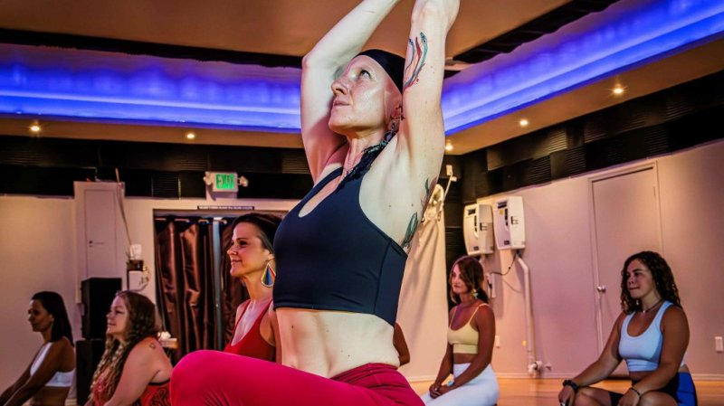 Hot Vinyasa (60 minutes)